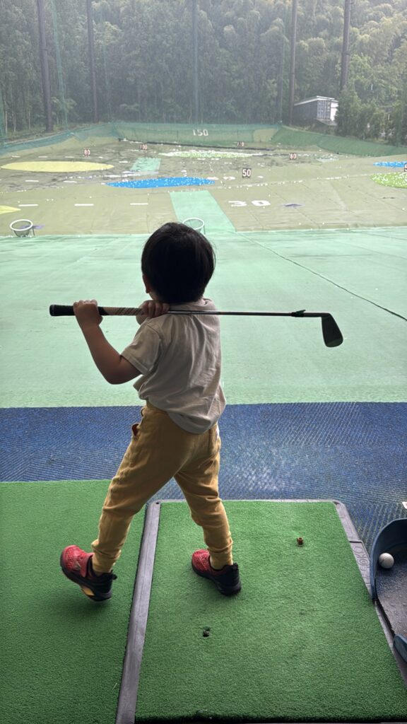 「好き」が最強。3歳の水泳で号泣した息子が、ゴルフにドハマりした話。